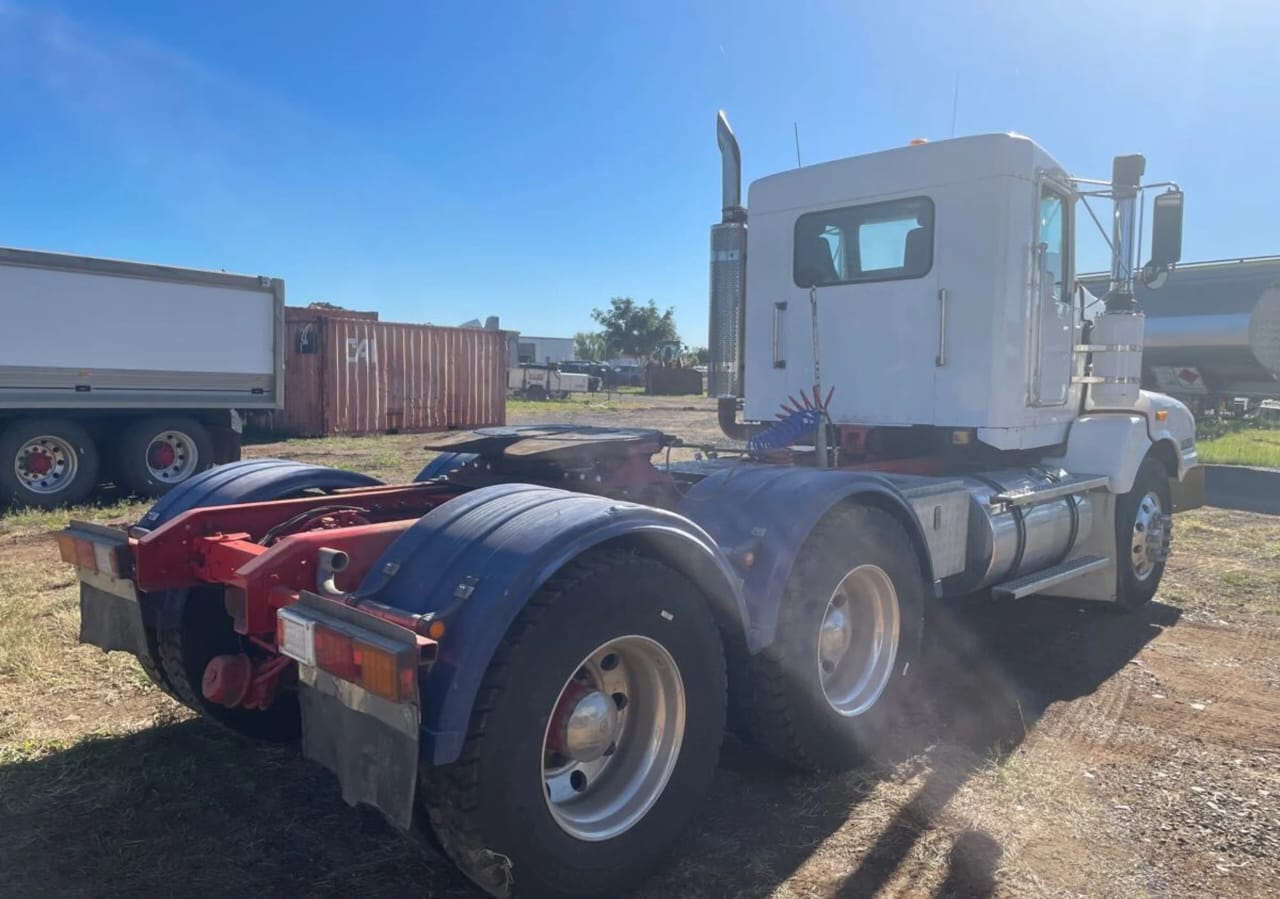 **Wrecking** 2002 Kenworth T401 - Image 5