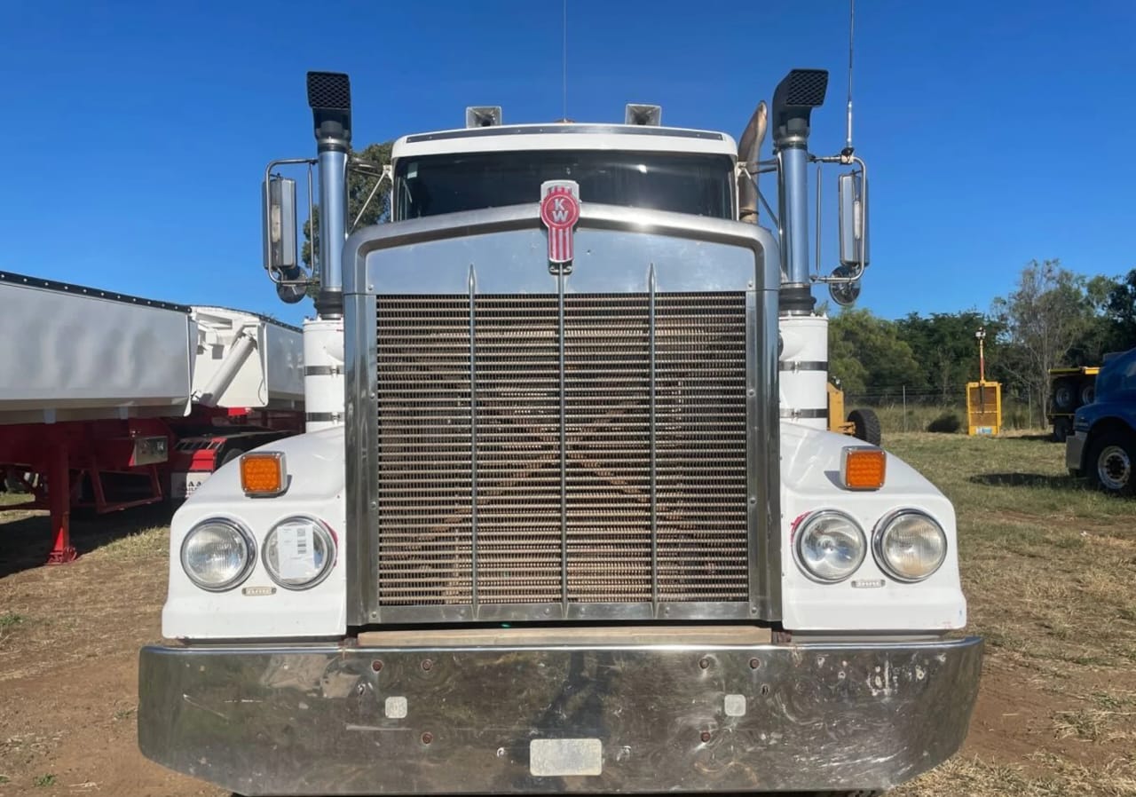 **Wrecking** 2002 Kenworth T401 - Image 3