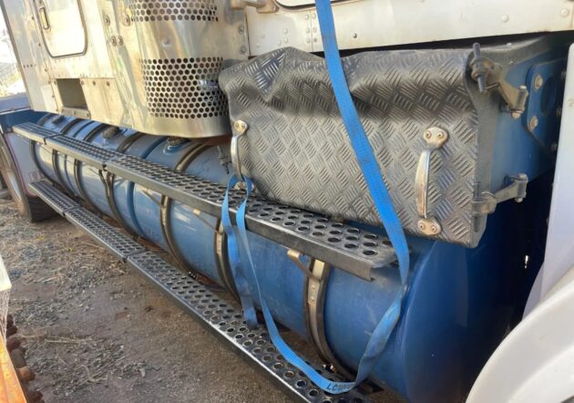 **Wrecking** 2012 Kenworth T659 - Image 14