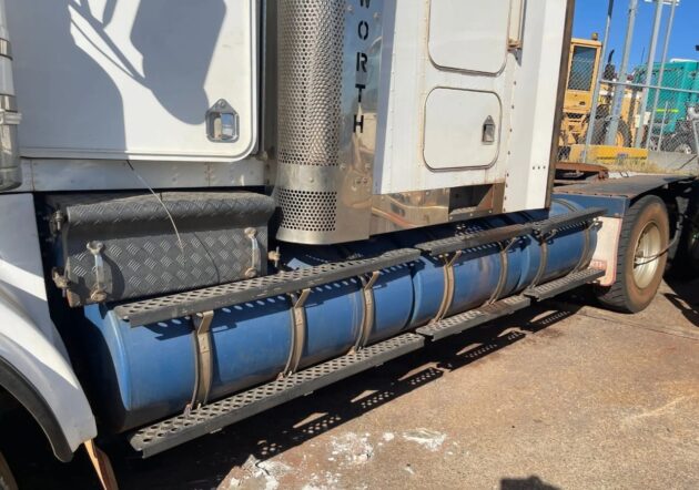 **Wrecking** 2012 Kenworth T659 - Image 15