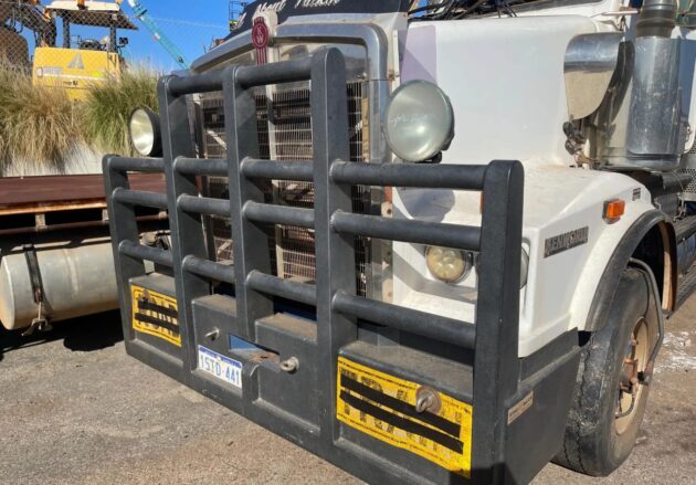 **Wrecking** 2012 Kenworth T659 - Image 10