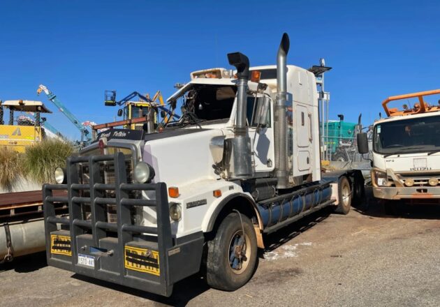 **Wrecking** 2012 Kenworth T659 - Image 4