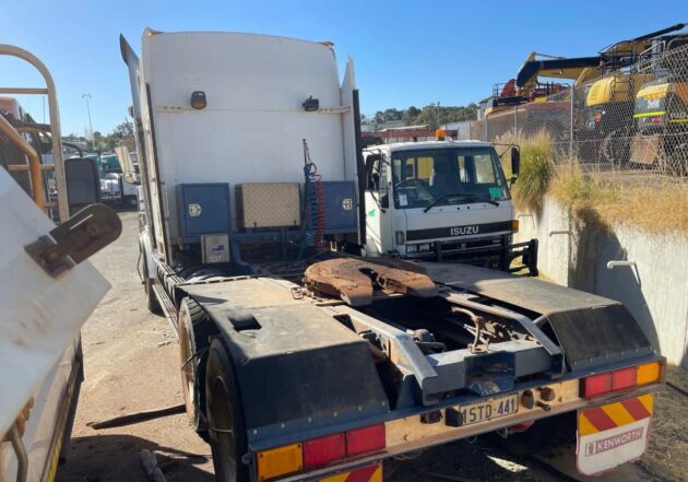 **Wrecking** 2012 Kenworth T659 - Image 3