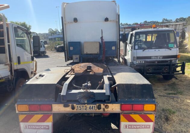 **Wrecking** 2012 Kenworth T659 - Image 2