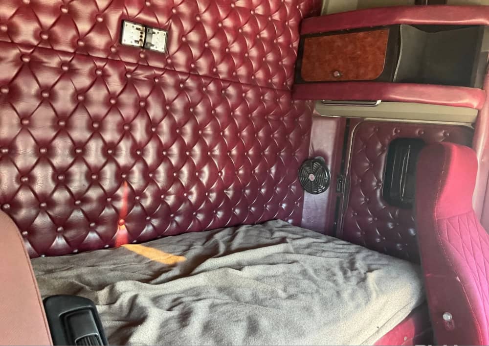 **Wrecking** 2003 Kenworth K104 - Image 27