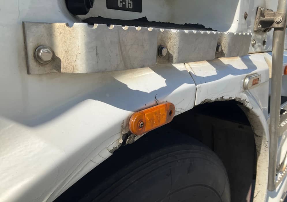 **Wrecking** 2003 Kenworth K104 - Image 16