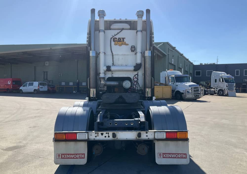 **Wrecking** 2003 Kenworth K104 - Image 11