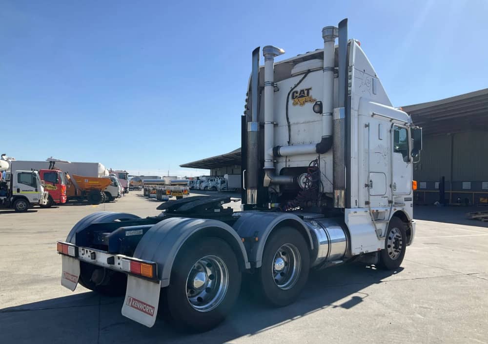 **Wrecking** 2003 Kenworth K104 - Image 10