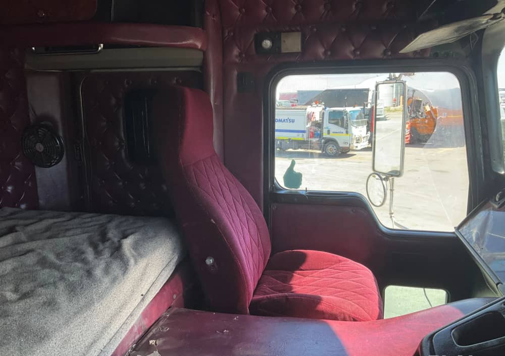 **Wrecking** 2003 Kenworth K104 - Image 7