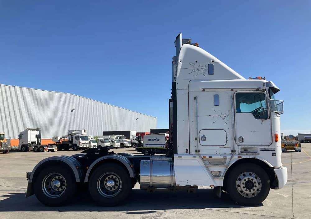 **Wrecking** 2003 Kenworth K104 - Image 9