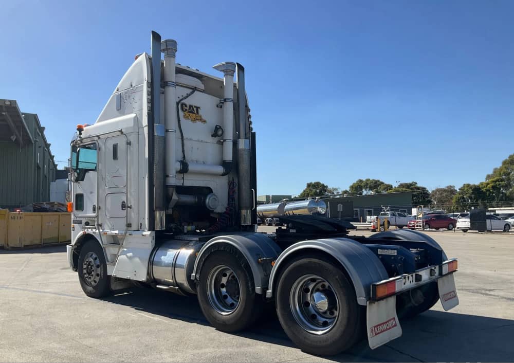 **Wrecking** 2003 Kenworth K104 - Image 3