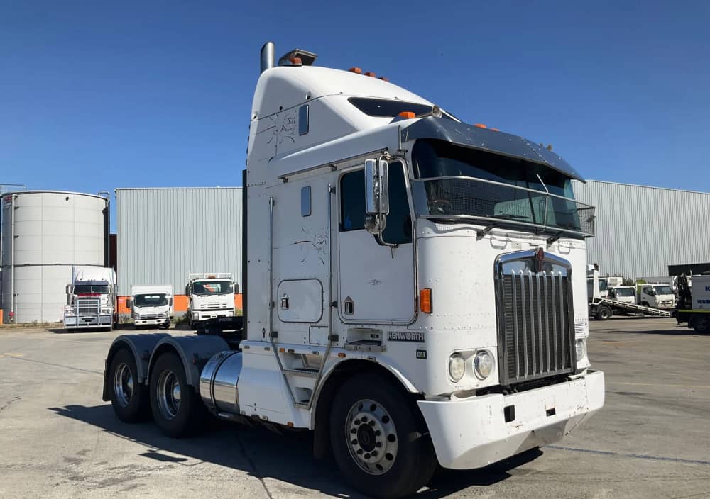 **Wrecking** 2003 Kenworth K104 - Image 2