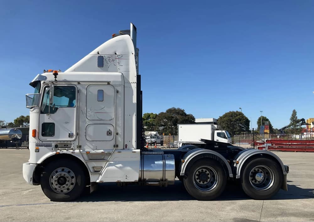 **Wrecking** 2003 Kenworth K104 - Image 4