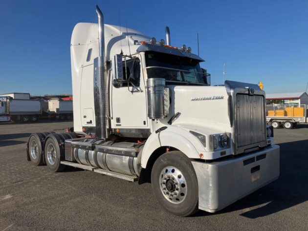 **Wrecking** 2017 Western Star 4864FXB