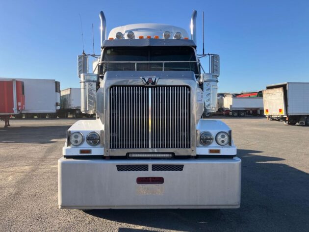 **Wrecking** 2017 Western Star 4864FXB - Image 38