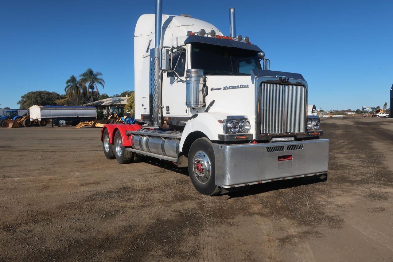 **Wrecking** 2018 Western Star 4800 Series 4800 FXB - Image 17