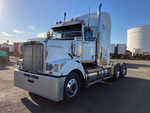 **Wrecking** 2017 Western Star 4864FXB - Image 37