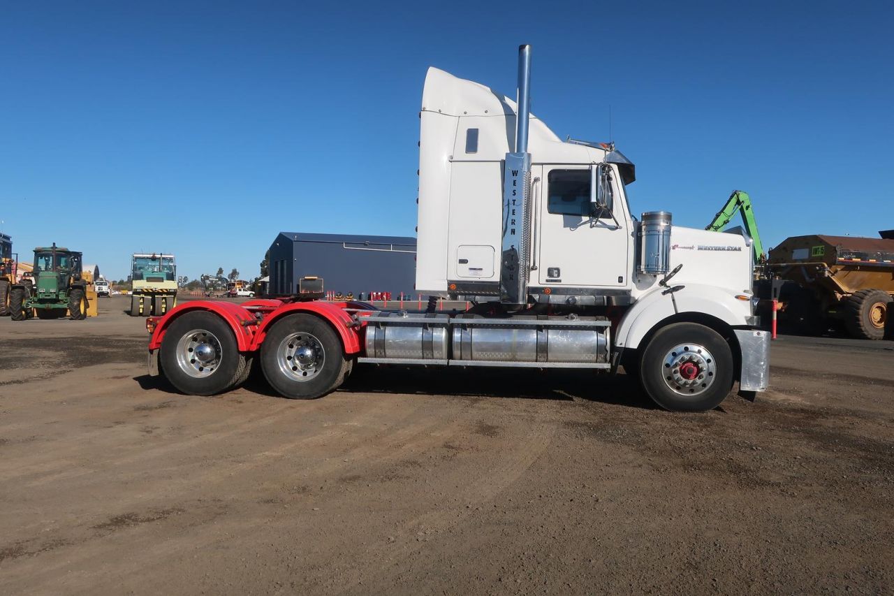 **Wrecking** 2018 Western Star 4800 Series 4800 FXB - Image 16
