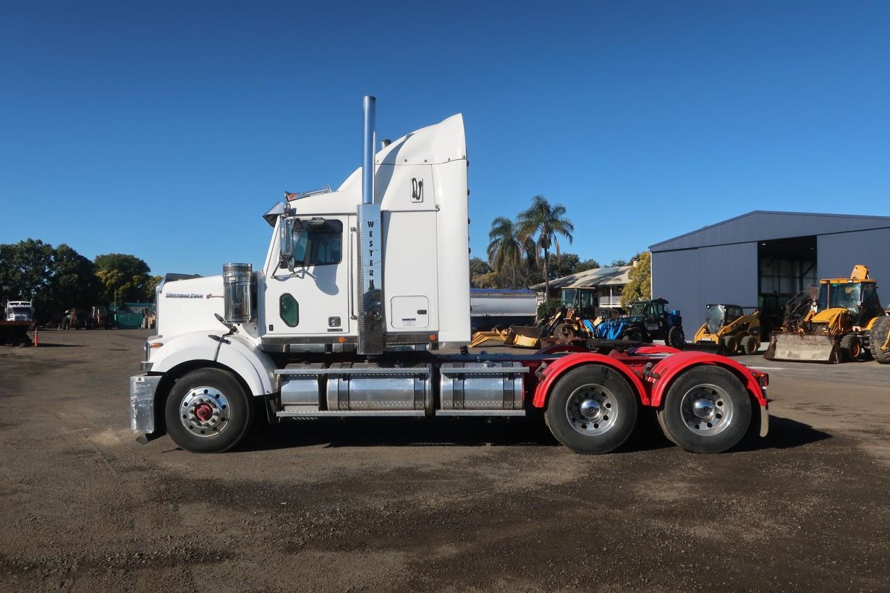 **Wrecking** 2018 Western Star 4800 Series 4800 FXB - Image 15