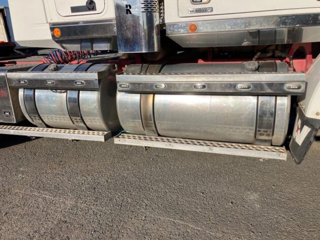 **Wrecking** 2017 Western Star 4864FXB - Image 9