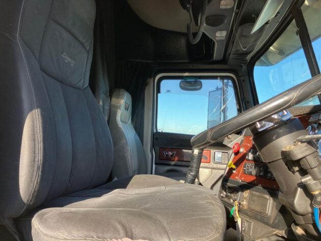 **Wrecking** 2017 Western Star 4864FXB - Image 8