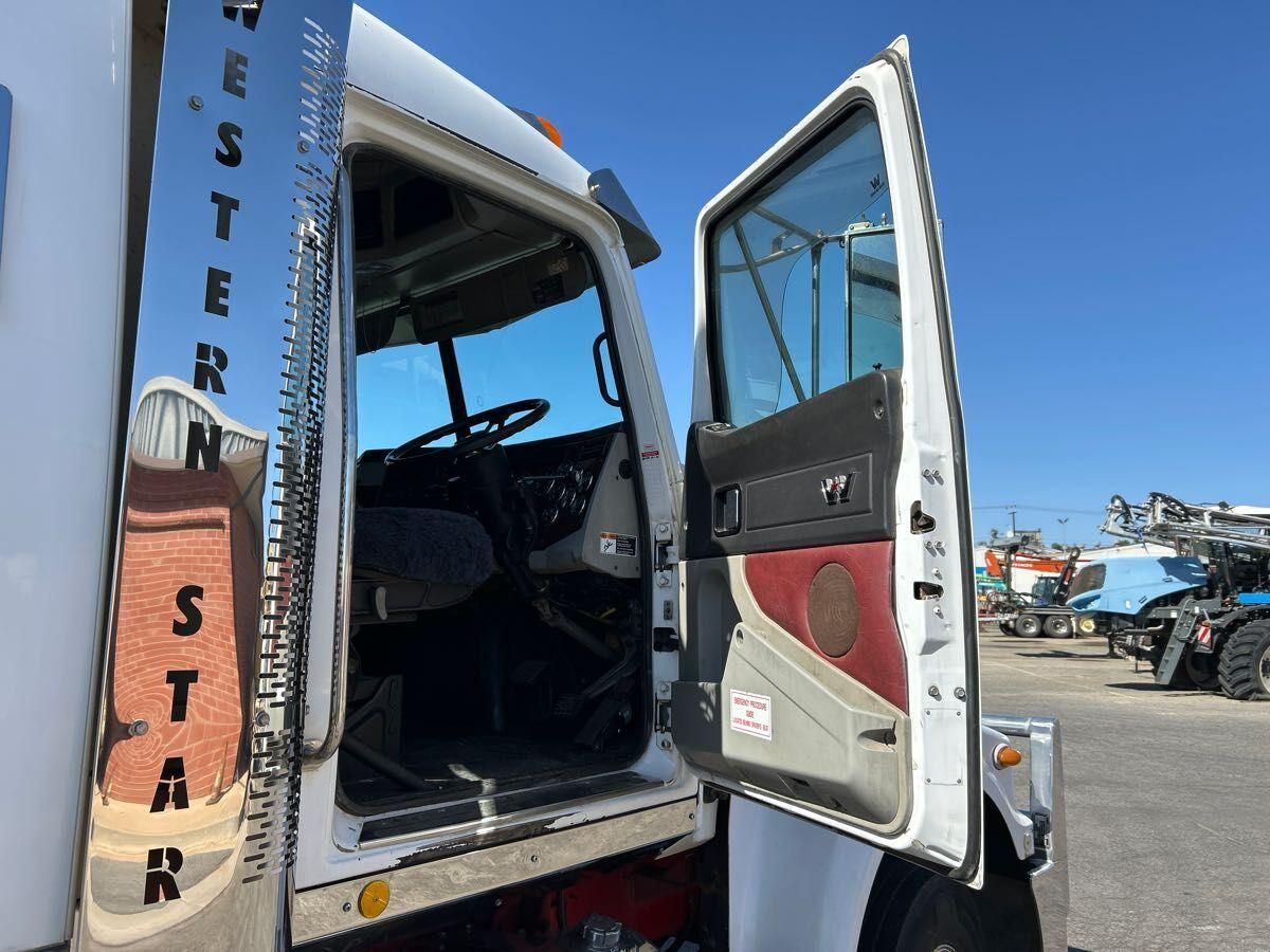 **Wrecking** 2013 Western Star 4900EX Constellation - Image 3