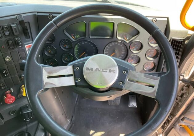**Wrecking** 2018 Mack Granite - Image 10
