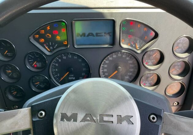 **Wrecking** 2018 Mack Granite - Image 12