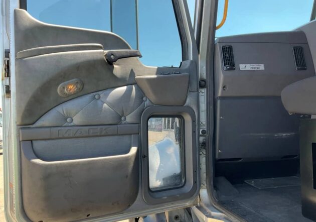 **Wrecking** 2018 Mack Granite - Image 18