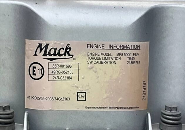 **Wrecking** 2017 Mack Granite - Image 9