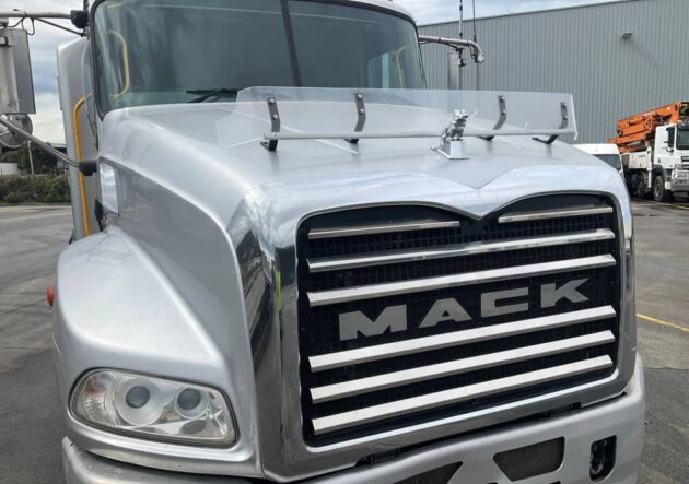 **Wrecking** 2017 Mack Granite - Image 13