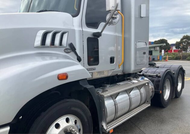 **Wrecking** 2017 Mack Granite - Image 14