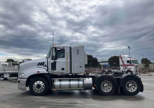 **Wrecking** 2017 Mack Granite - Image 27