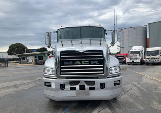**Wrecking** 2017 Mack Granite - Image 28