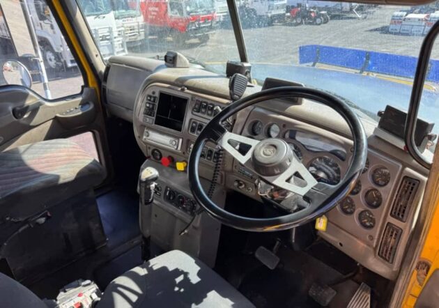**Wrecking** 2005 Mack CH - Image 9