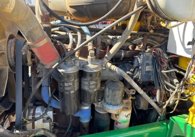 **Wrecking** 2005 Mack CH - Image 11