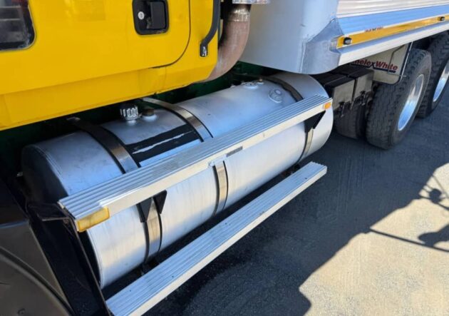 **Wrecking** 2005 Mack CH - Image 14