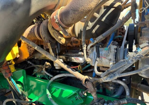 **Wrecking** 2005 Mack CH - Image 16