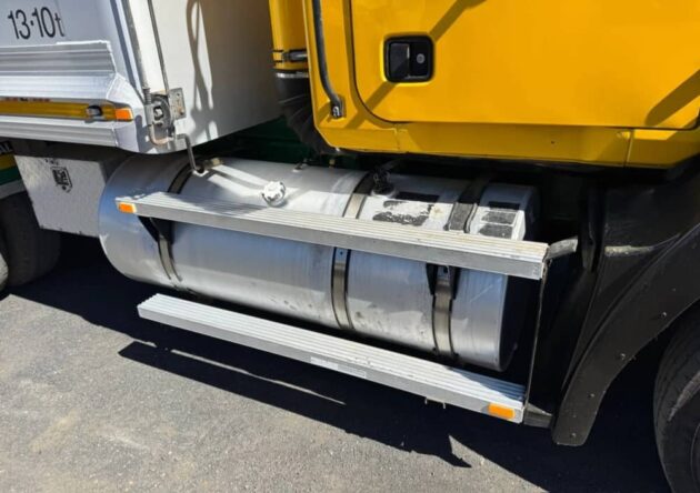 **Wrecking** 2005 Mack CH - Image 19