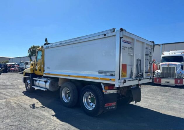 **Wrecking** 2005 Mack CH - Image 24