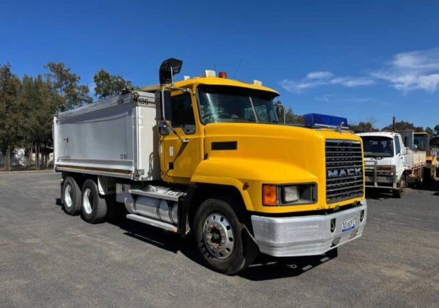 **Wrecking** 2005 Mack CH