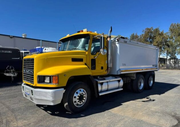 **Wrecking** 2005 Mack CH - Image 27