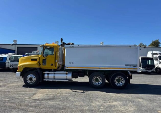 **Wrecking** 2005 Mack CH - Image 28