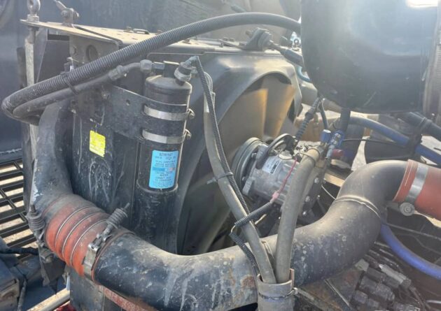 **Wrecking** 2004 Mack ML - Image 8