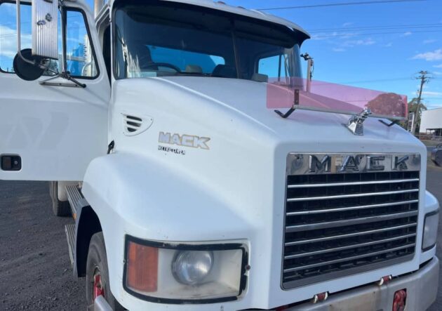 **Wrecking** 2004 Mack ML - Image 14