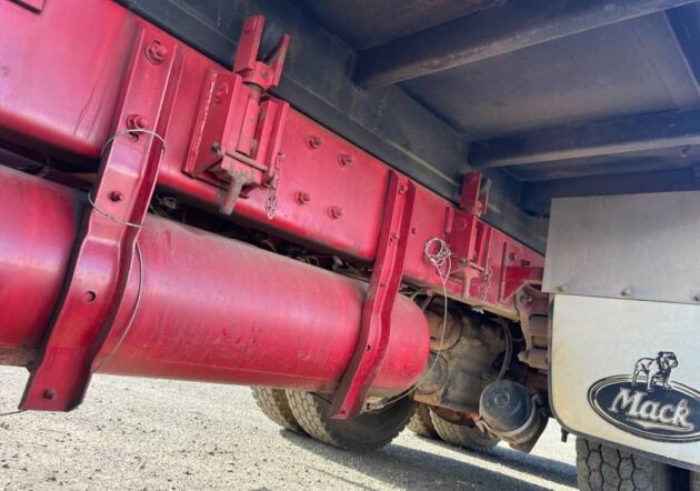 **Wrecking** 2004 Mack ML - Image 15