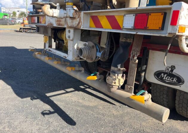 **Wrecking** 2004 Mack ML - Image 20