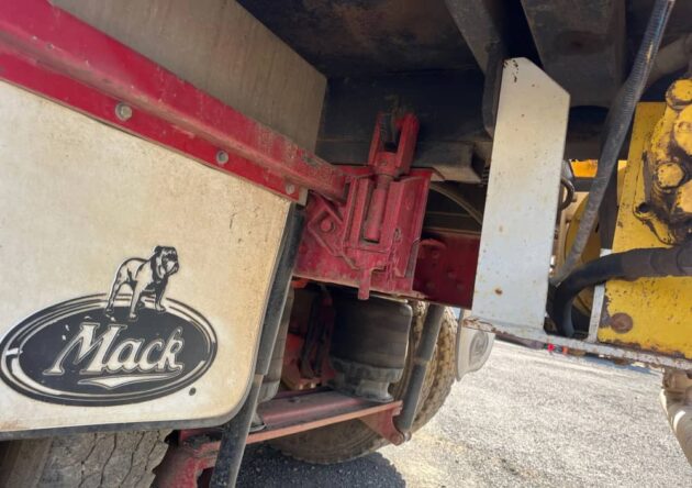 **Wrecking** 2004 Mack ML - Image 23