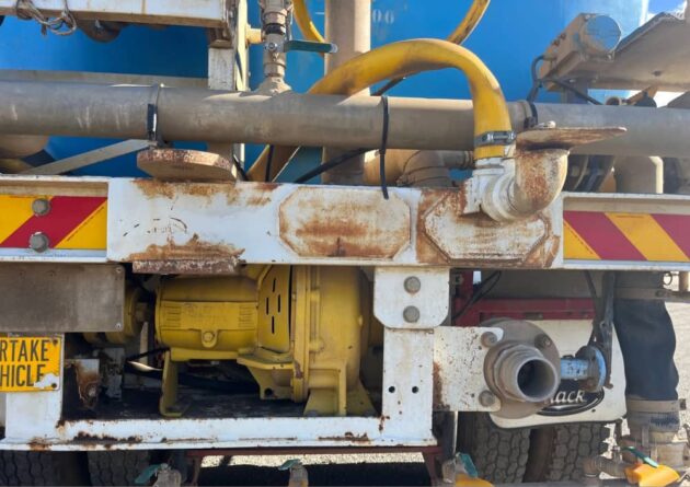**Wrecking** 2004 Mack ML - Image 25