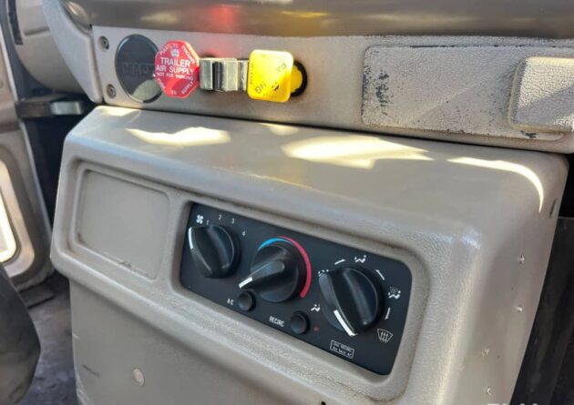 **Wrecking** 2004 Mack ML - Image 34